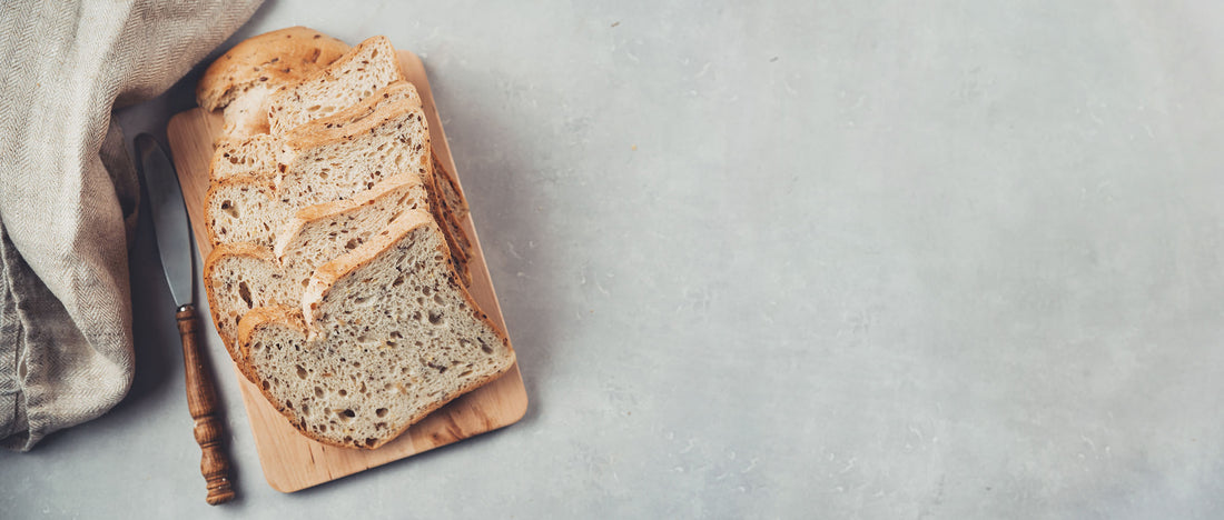 Glutenfreies Flohsamen-Brot, aufgeschnitten auf Holzbrett