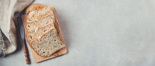 Glutenfreies Flohsamen-Brot, aufgeschnitten auf Holzbrett