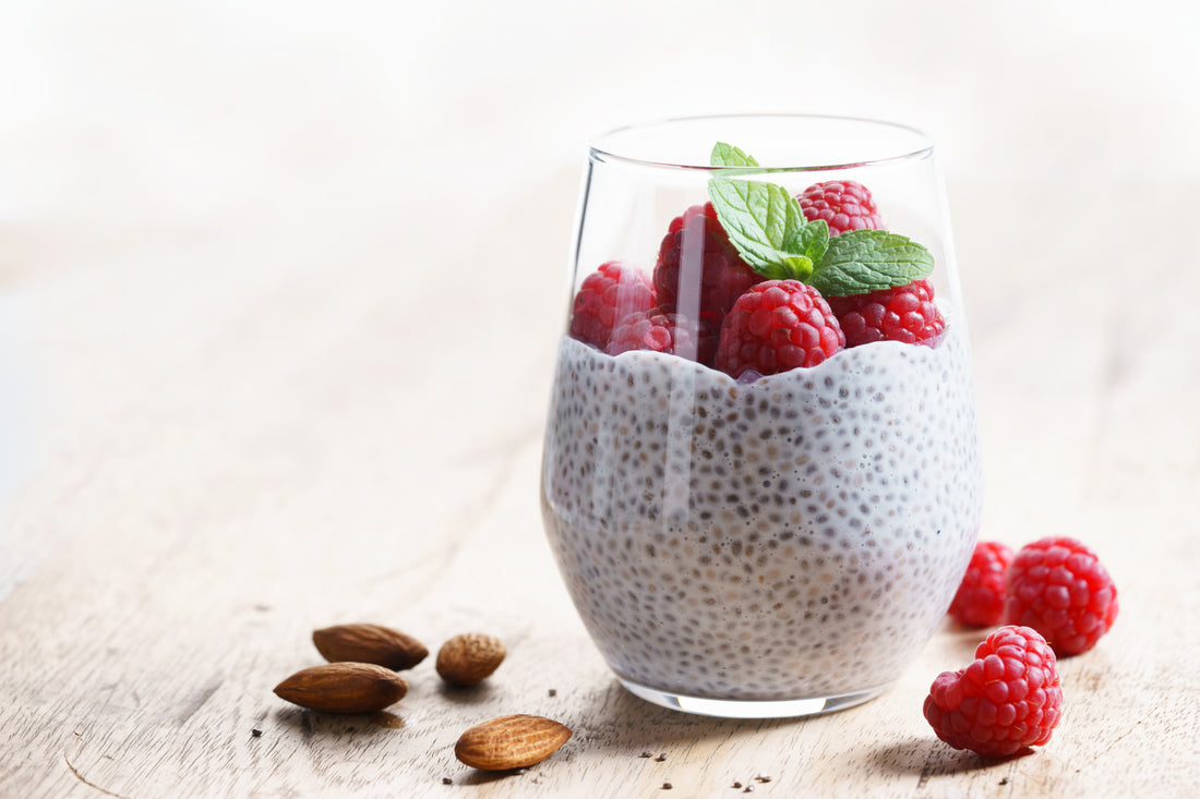 Chia Pudding mit Himbeeren im Glas