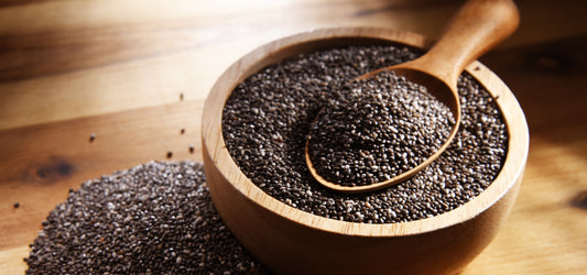 Schale mit Chia Samen und Holzlöffel