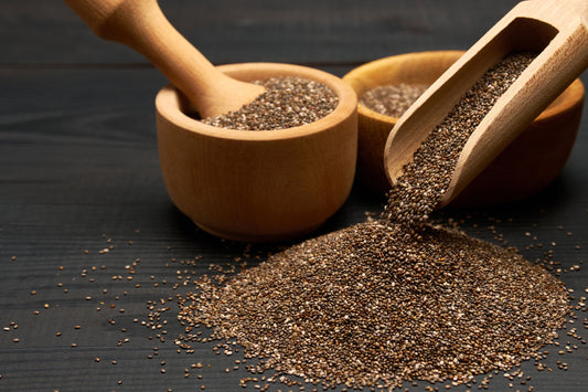Bio Chia Samen mit Holzschale und Schaufel